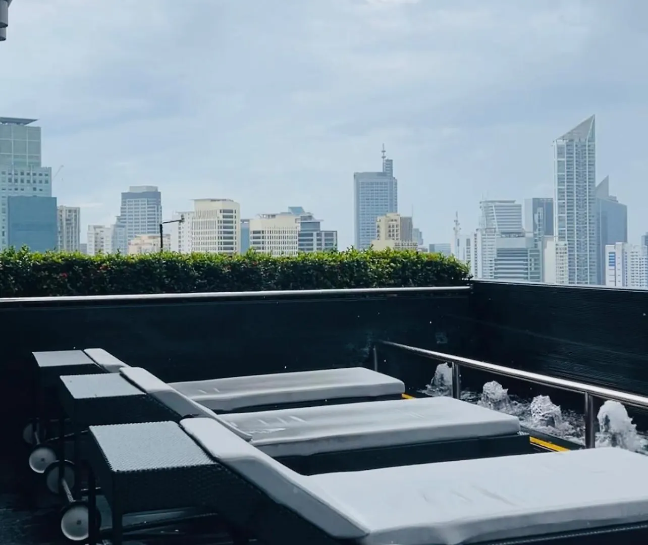 Hotel The Gramercy Residences New Sleek 1Br Suite, 600Mbps Wifi, Netflix & Free Amenities Manila