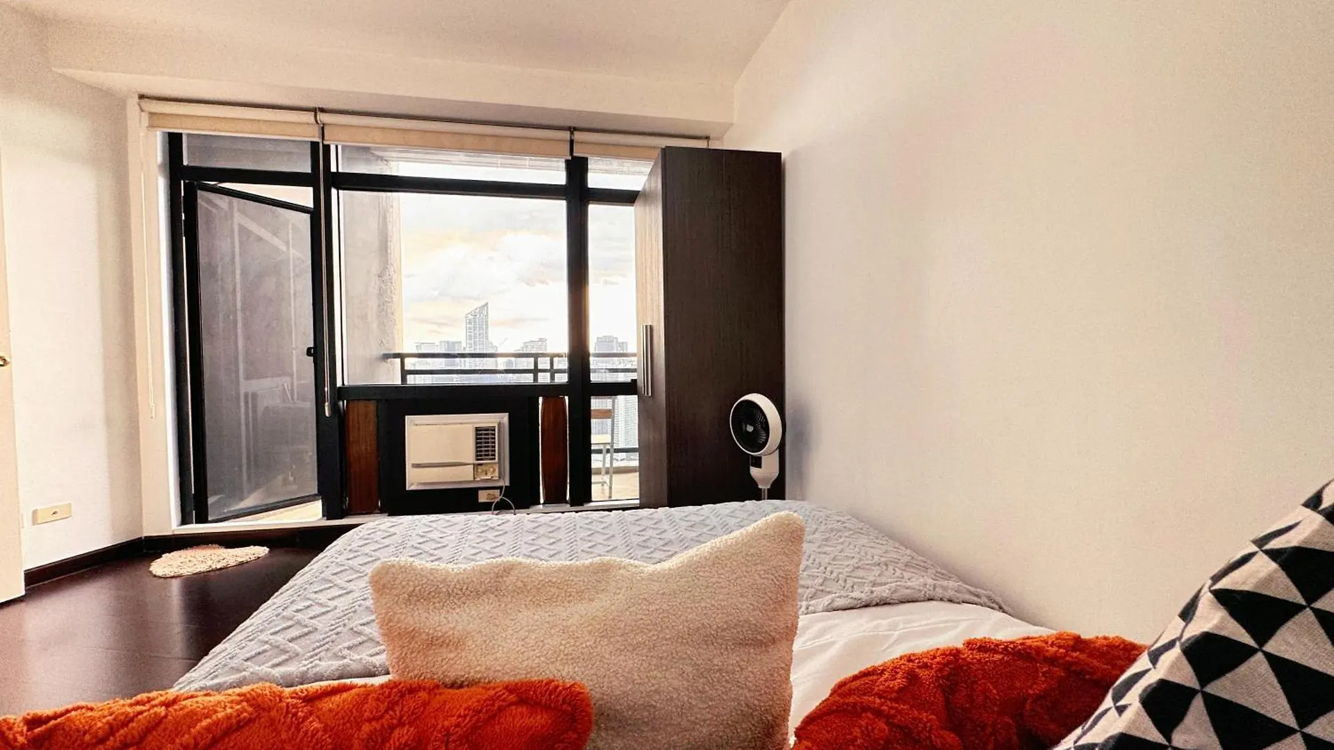 ***** Hotel The Gramercy Residences New Sleek 1Br Suite, 600Mbps Wifi, Netflix & Free Amenities Manila Philippines