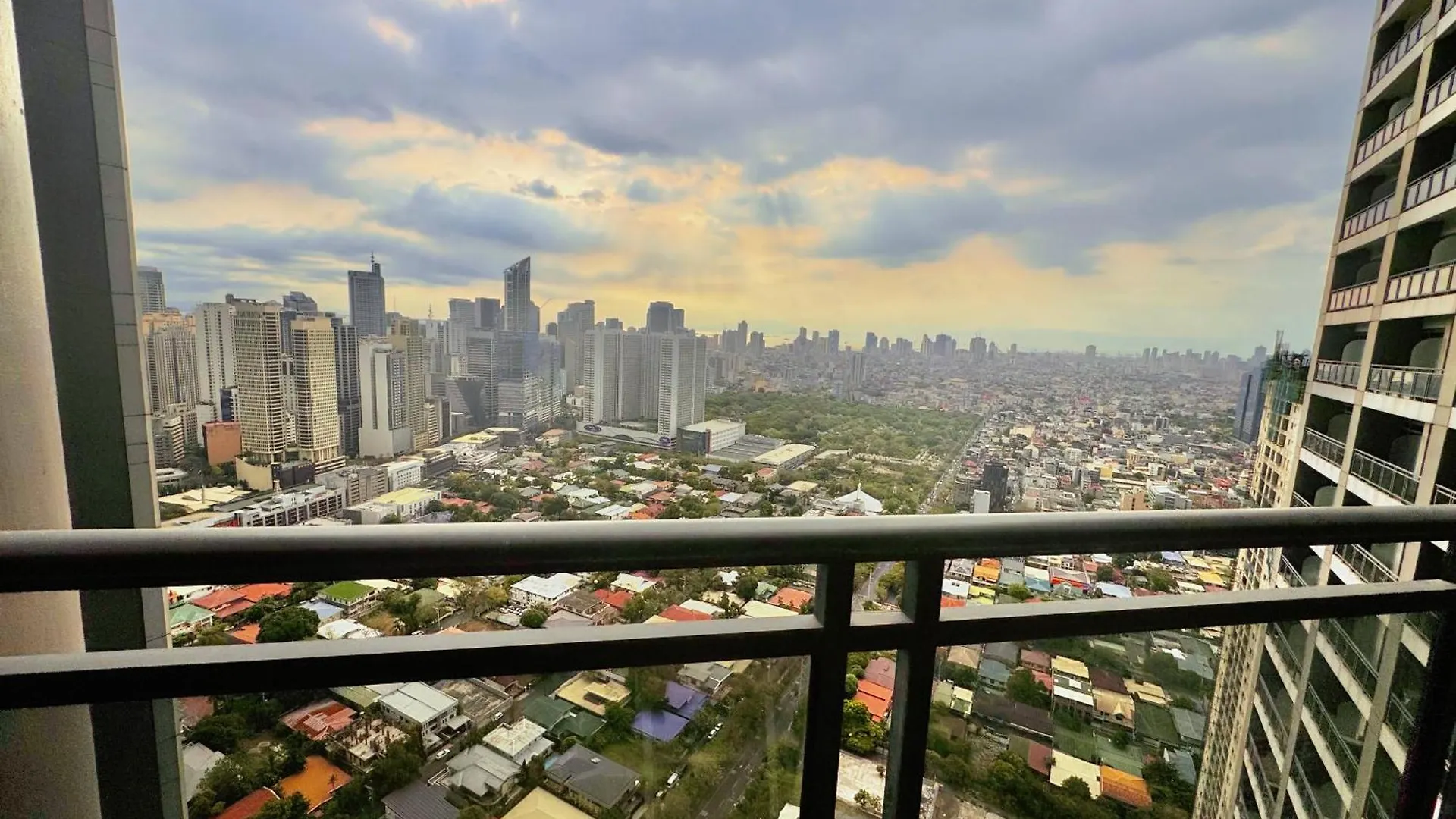 Hotel The Gramercy Residences New Sleek 1Br Suite, 600Mbps Wifi, Netflix & Free Amenities Manila