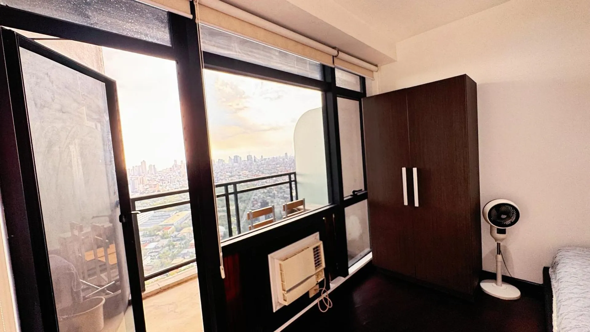 ***** Hotel The Gramercy Residences New Sleek 1Br Suite, 600Mbps Wifi, Netflix & Free Amenities Manila Philippines