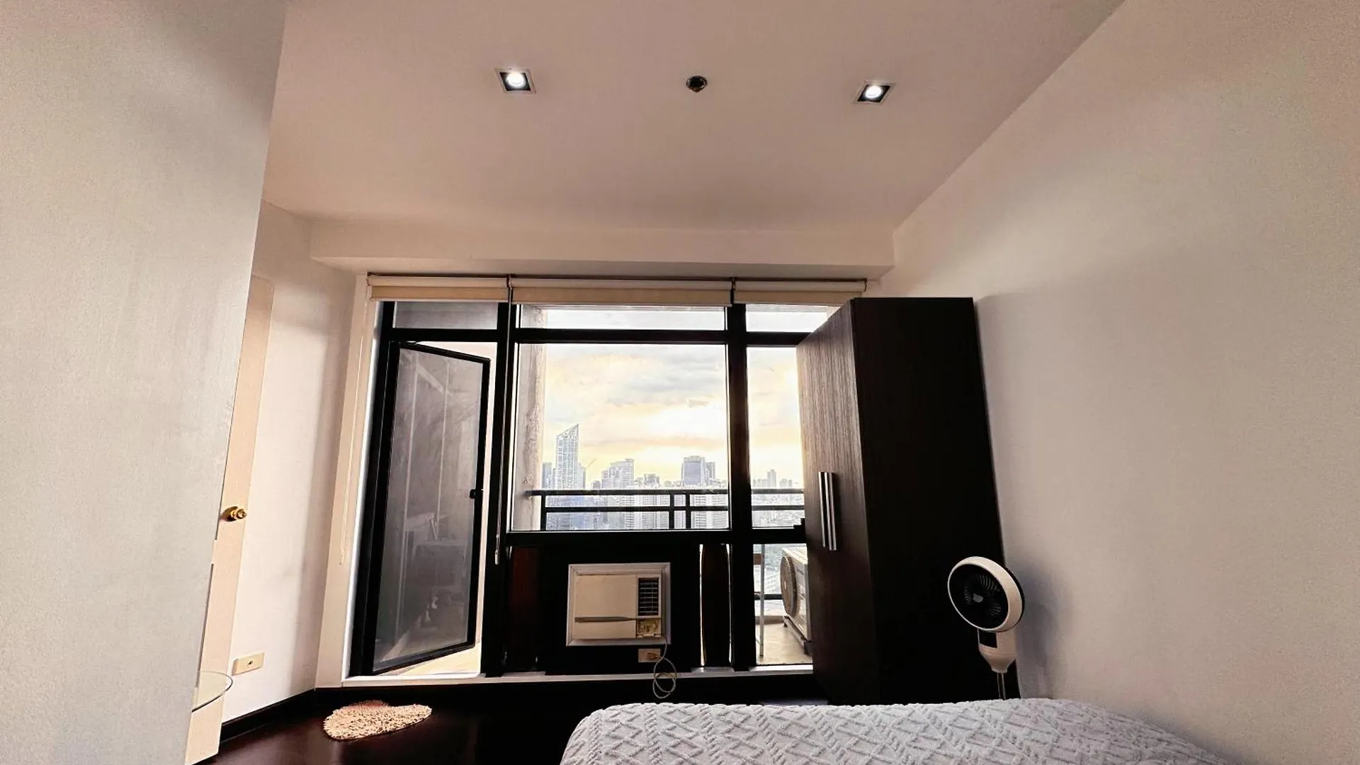 The Gramercy Residences New Sleek 1Br Suite, 600Mbps Wifi, Netflix & Free Amenities Manila 5*,  Philippines