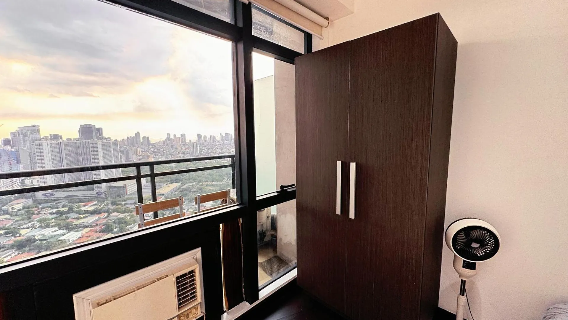 The Gramercy Residences New Sleek 1Br Suite, 600Mbps Wifi, Netflix & Free Amenities Manila Hotel